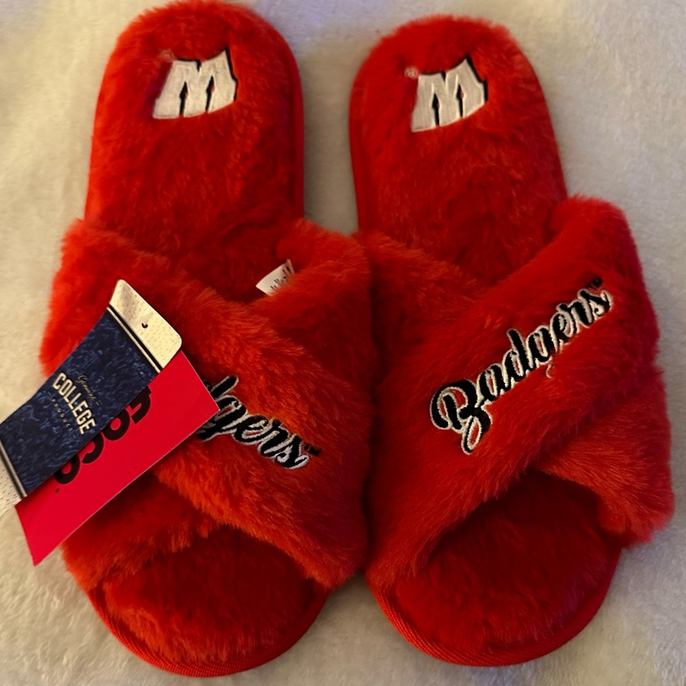Wisconsin Badgers SlippersWomen’s XL Faux Fur